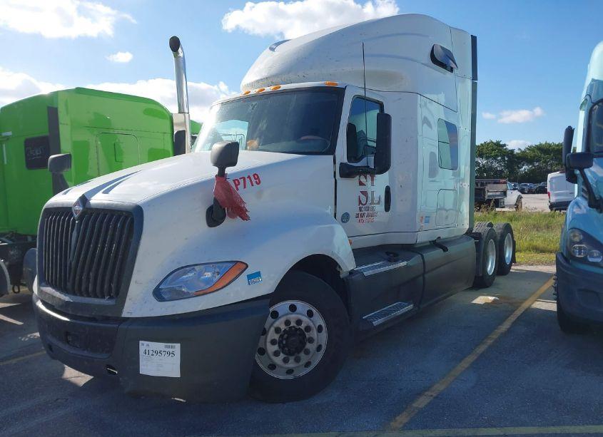 Photo 2 of 2019 International Lt (VIN 3HSDZAPR3KN091719)