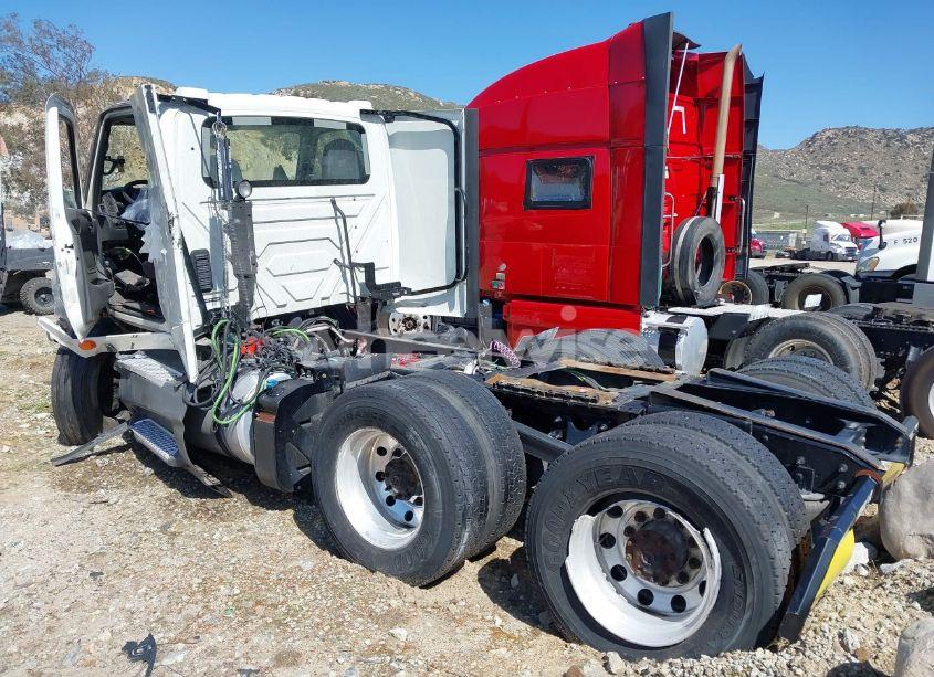 Photo 3 of 2021 International Lt (VIN 3HSDZAPR4MN463457)