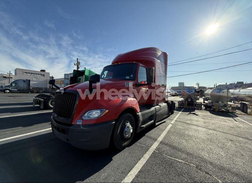 Photo 2 of 2018 International Lt (VIN 3HSDZAPR8JN530850)