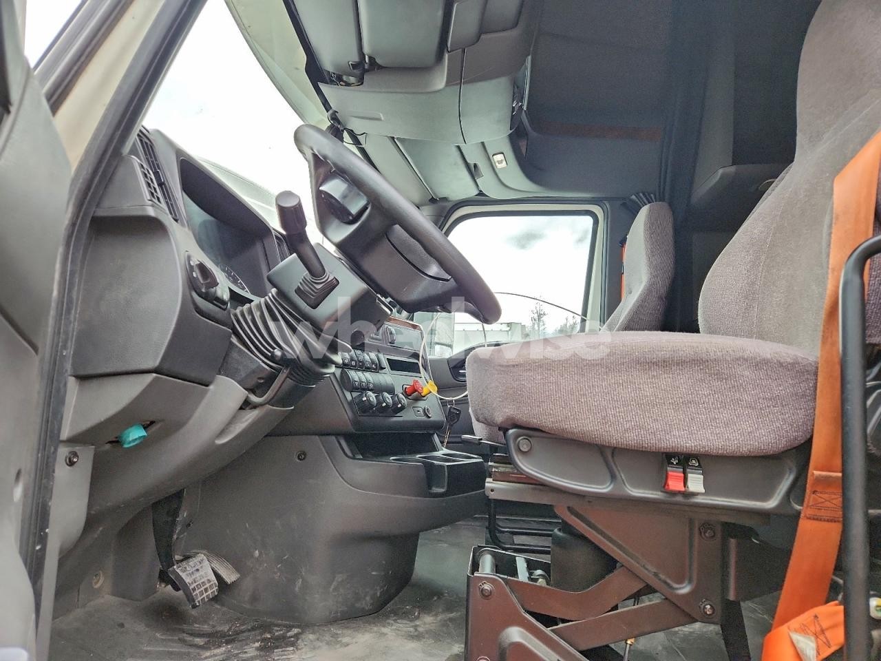 Photo 5 of 2020 INTERNATIONAL LT625 SEMI TRUCK (VIN 3HSDZAPR9LN824356)