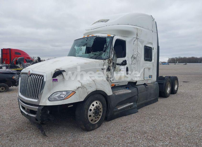 Photo 2 of 2024 International Lt (VIN 3HSDZAPR9RN585318)