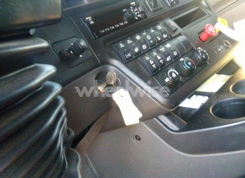 Photo 10 of 2019 International Lt (VIN 3HSDZAPRXKN211452)