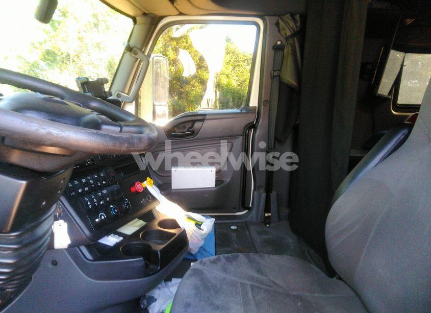 Photo 6 of 2019 International Lt (VIN 3HSDZAPRXKN211452)