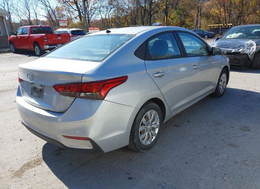 Photo 4 of 2018 Hyundai Accent SE (VIN 3KPC24A32JE005927)