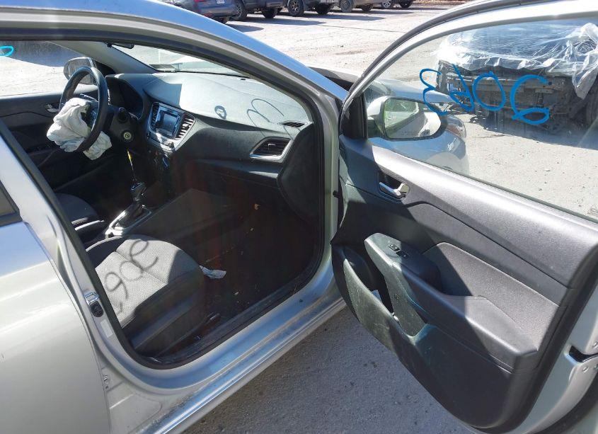 Photo 5 of 2018 Hyundai Accent SE (VIN 3KPC24A32JE005927)