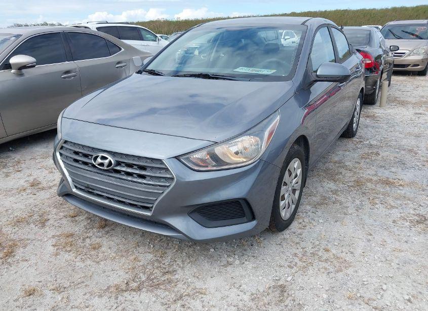 Photo 2 of 2018 Hyundai Accent SE (VIN 3KPC24A36JE011729)