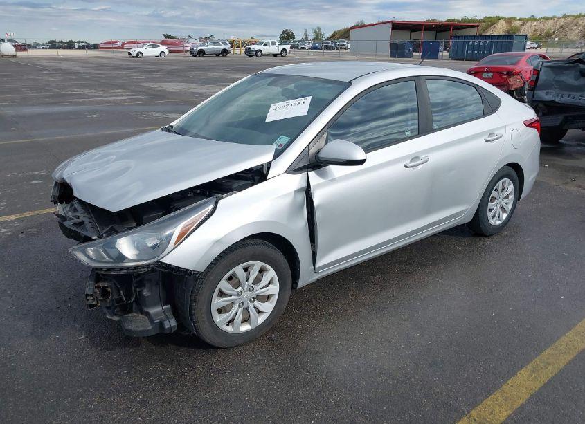 Photo 2 of 2019 Hyundai Accent SE (VIN 3KPC24A36KE054811)