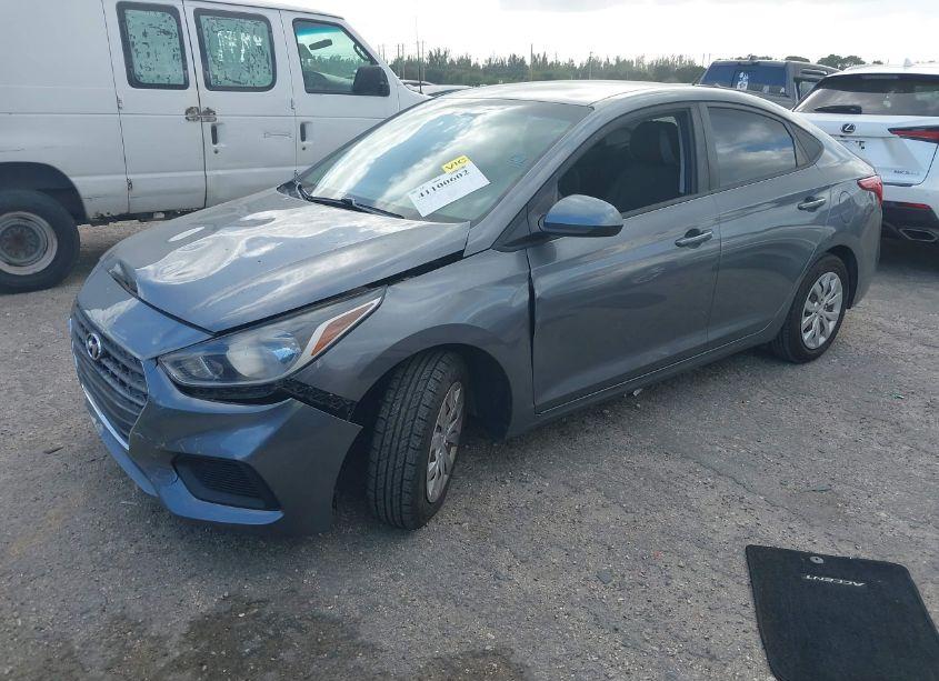 Photo 2 of 2018 Hyundai Accent SE (VIN 3KPC24A37JE011853)