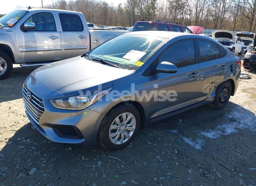 Photo 2 of 2019 Hyundai Accent SE (VIN 3KPC24A37KE056972)
