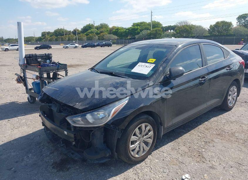 Photo 2 of 2018 Hyundai Accent SE (VIN 3KPC24A39JE011742)