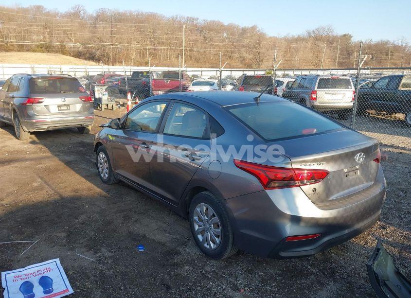 Photo 3 of 2018 Hyundai Accent SE (VIN 3KPC24A39JE034051)