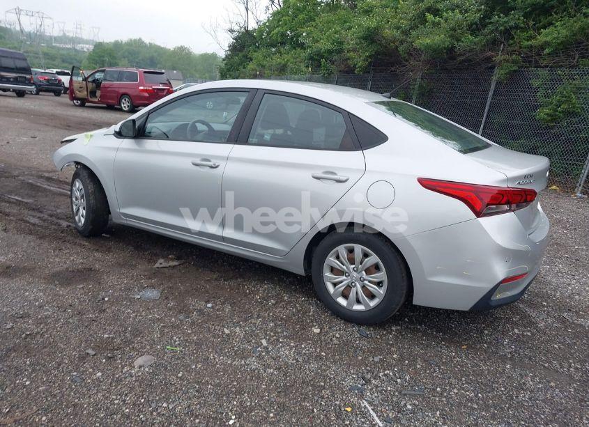 Photo 3 of 2019 Hyundai Accent SE (VIN 3KPC24A3XKE042631)
