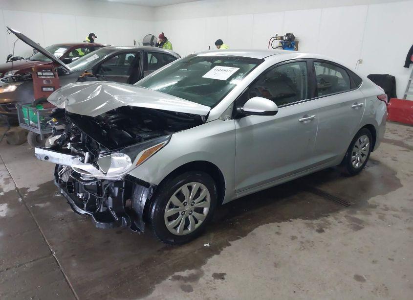 Photo 2 of 2019 Hyundai Accent SE (VIN 3KPC24A3XKE044895)