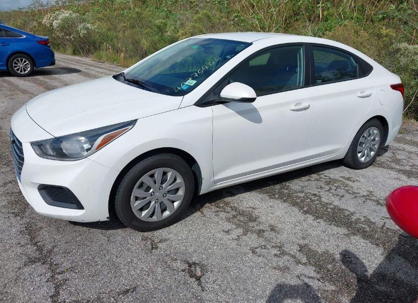 Photo 2 of 2021 Hyundai Accent SE (VIN 3KPC24A63ME133978)