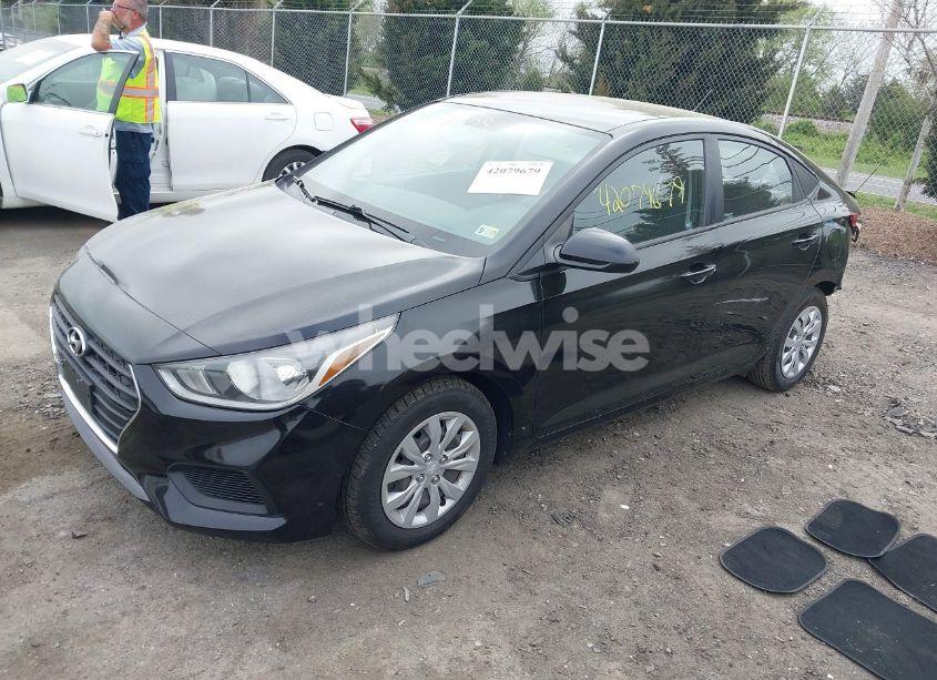 Photo 2 of 2020 Hyundai Accent SE (VIN 3KPC24A69LE104371)