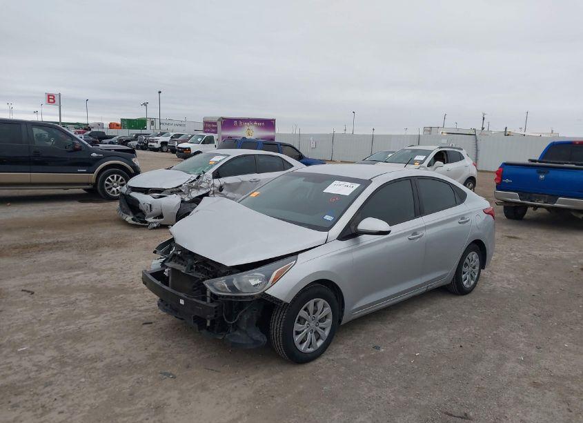 Photo 2 of 2020 Hyundai Accent SE (VIN 3KPC24A6XLE118392)