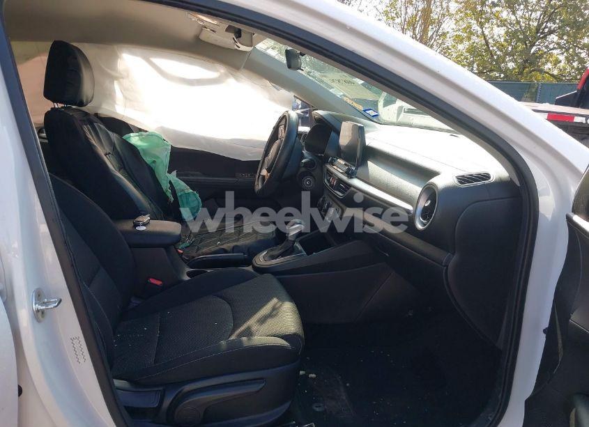 Photo 5 of 2021 Kia Forte LXS (VIN 3KPF24AD2ME388617)