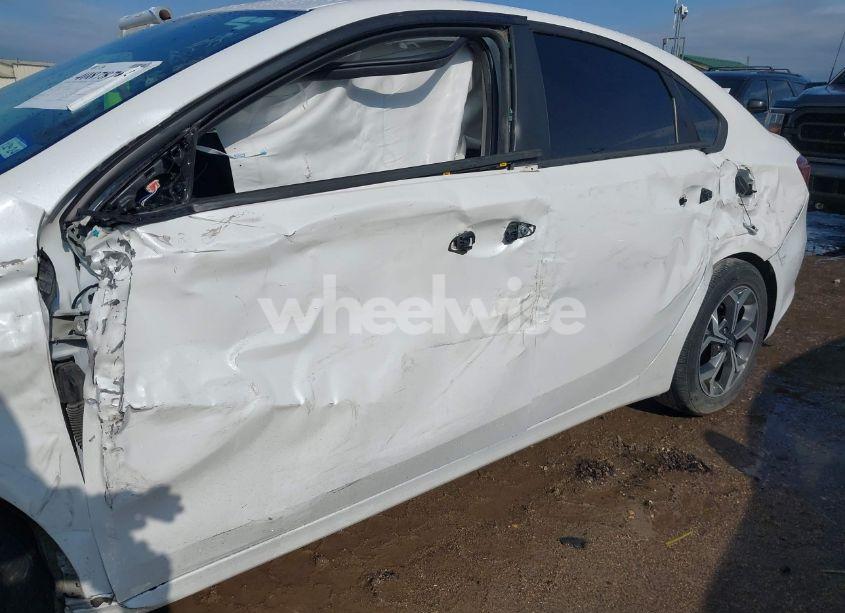 Photo 6 of 2021 Kia Forte LXS (VIN 3KPF24AD2ME388617)