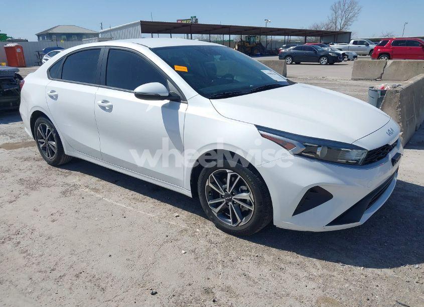 2022 Kia Forte LXS (VIN 3KPF24AD2NE425621) main photo