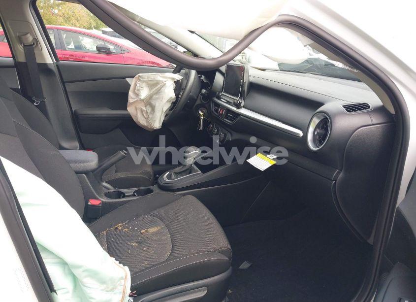 Photo 5 of 2024 Kia Forte LXS (VIN 3KPF24AD2RE745995)