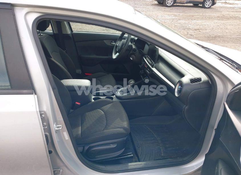 Photo 5 of 2019 Kia Forte LXS (VIN 3KPF24AD4KE098957)