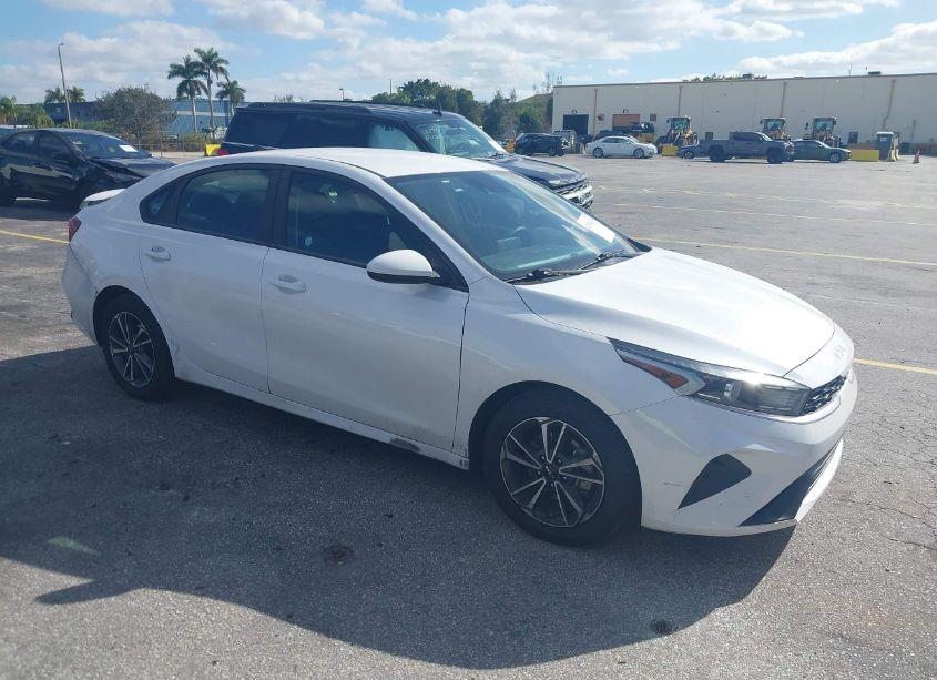 2022 Kia Forte LXS (VIN 3KPF24AD5NE437522) main photo