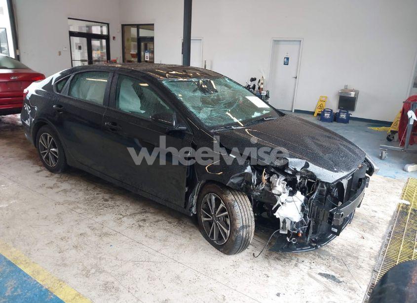 2024 Kia Forte LXS (VIN 3KPF24AD5RE805557) main photo