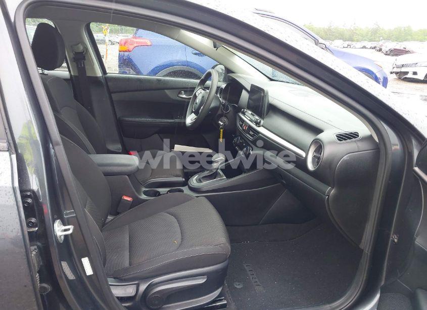 Photo 5 of 2019 Kia Forte FE (VIN 3KPF24AD6KE087975)