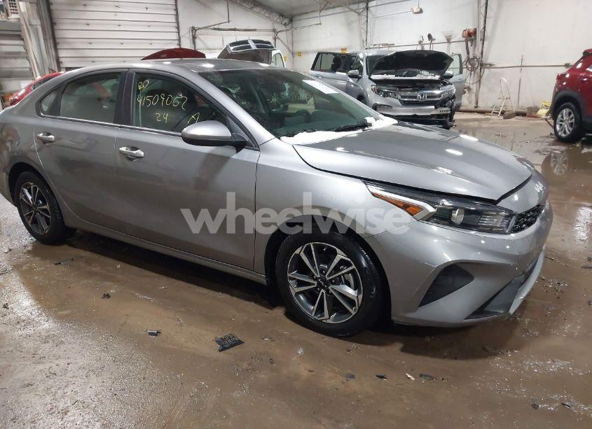 2024 Kia Forte LXS (VIN 3KPF24AD6RE744008) main photo