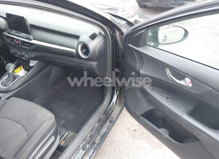 Photo 5 of 2021 Kia Forte LXS (VIN 3KPF24AD8ME381333)