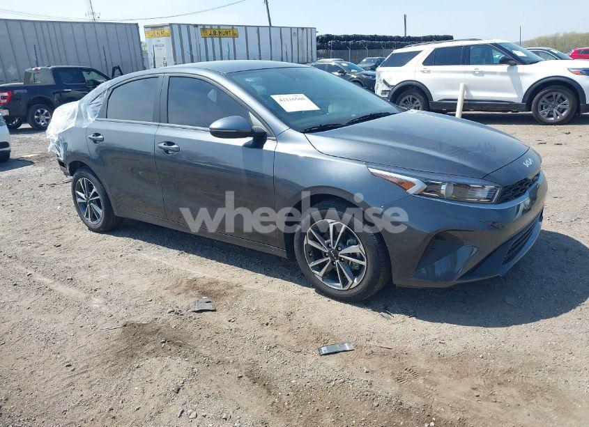 2024 Kia Forte LXS (VIN 3KPF24AD8RE762302) main photo