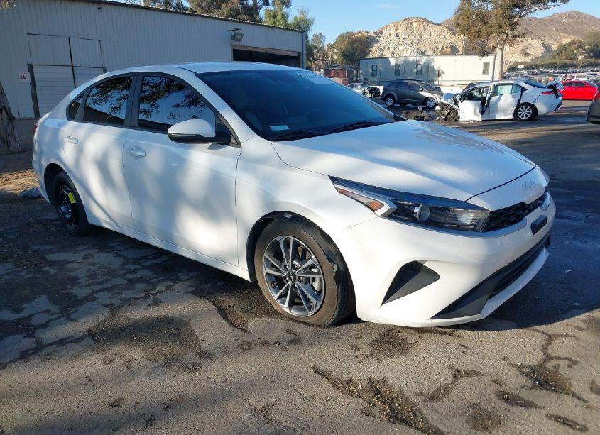 2024 Kia Forte LXS (VIN 3KPF24AD9RE702190) main photo