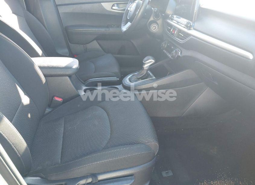 Photo 5 of 2019 Kia Forte LXS (VIN 3KPF24ADXKE122078)