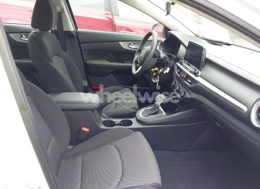 Photo 5 of 2024 Kia Forte LX (VIN 3KPF24ADXRE702151)