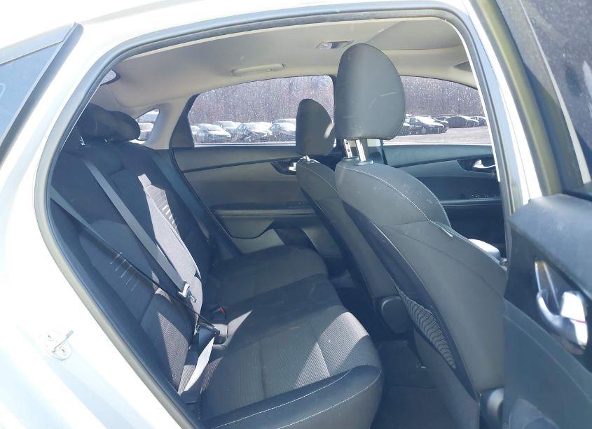 Photo 8 of 2019 Kia Forte S (VIN 3KPF34AD2KE046112)