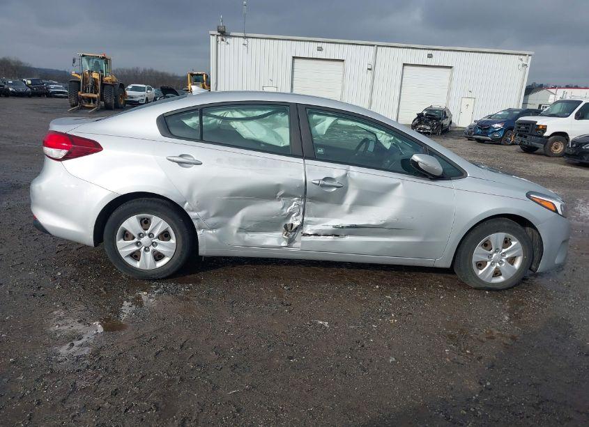 Photo 6 of 2017 Kia Forte LX (VIN 3KPFK4A70HE133576)