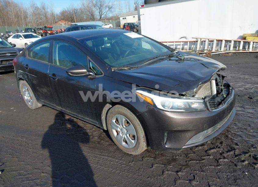 2018 Kia Forte LX (VIN 3KPFK4A70JE205690) main photo