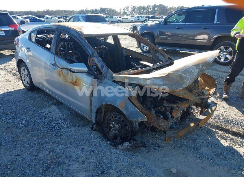 2017 Kia Forte LX (VIN 3KPFK4A75HE043064) main photo