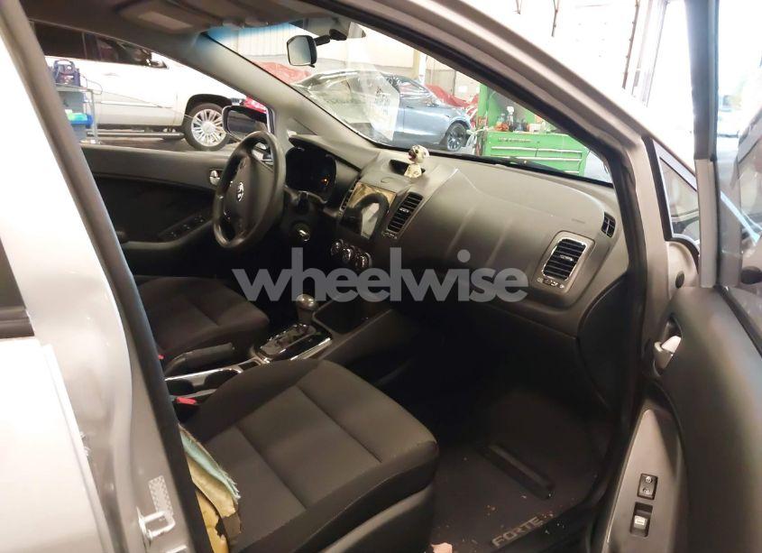 Photo 5 of 2017 Kia Forte LX (VIN 3KPFK4A75HE048345)