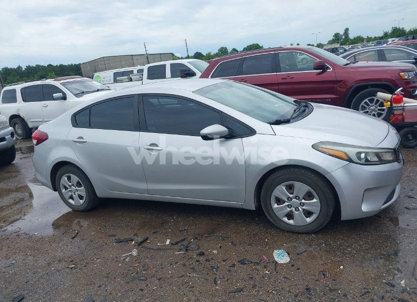 Photo 13 of 2018 Kia Forte LX (VIN 3KPFK4A75JE165560)