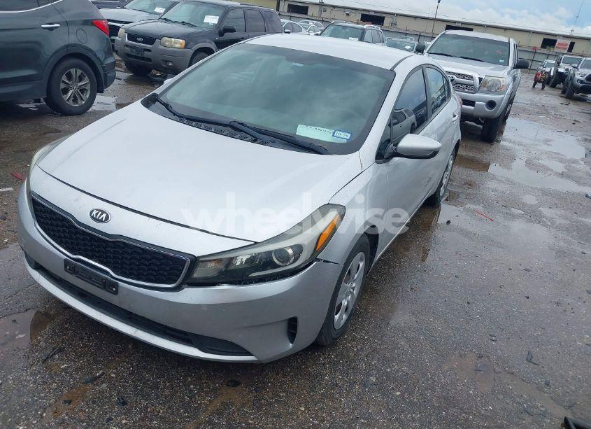 Photo 2 of 2018 Kia Forte LX (VIN 3KPFK4A75JE165560)