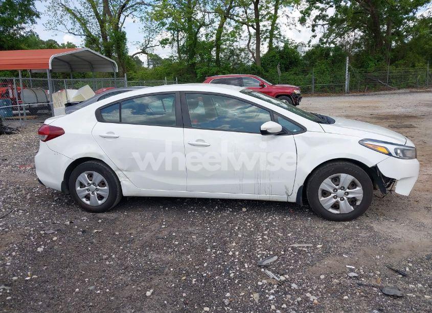 Photo 13 of 2018 Kia Forte LX (VIN 3KPFK4A75JE206382)