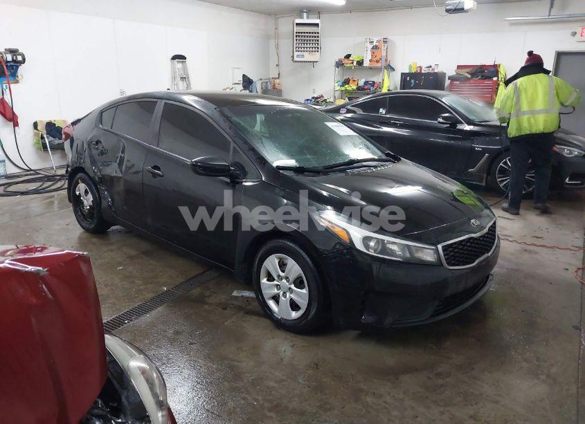2018 Kia Forte LX (VIN 3KPFK4A75JE220718) main photo