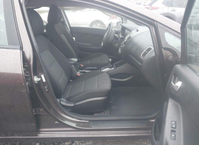 Photo 5 of 2018 Kia Forte LX (VIN 3KPFK4A76JE227399)