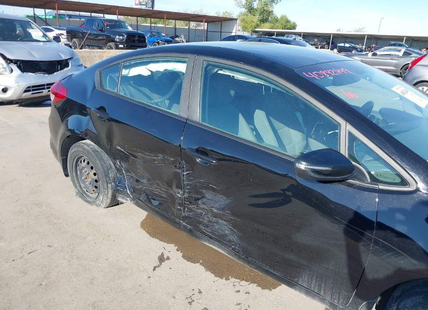 Photo 6 of 2017 Kia Forte LX (VIN 3KPFK4A77HE094632)