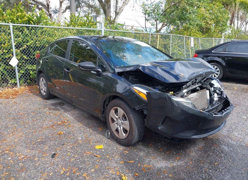 2017 Kia Forte LX (VIN 3KPFK4A77HE114992) main photo