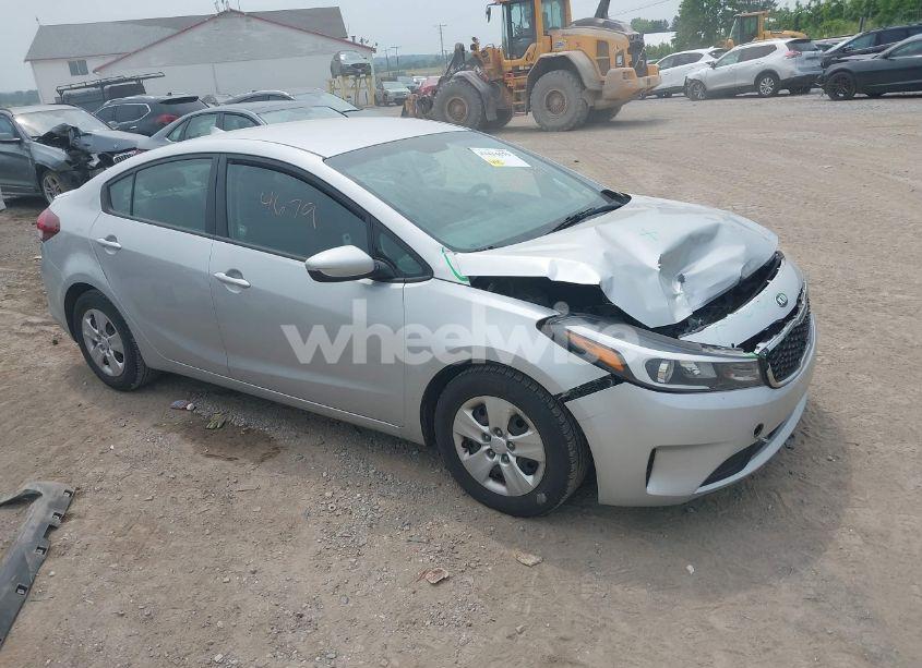 2018 Kia Forte LX (VIN 3KPFK4A77JE227802) main photo