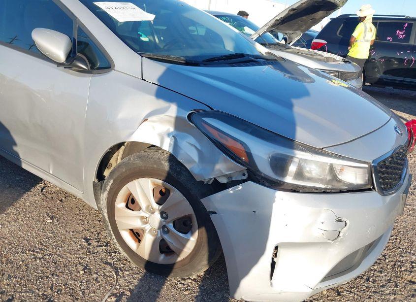 Photo 6 of 2017 Kia Forte LX (VIN 3KPFK4A79HE071479)