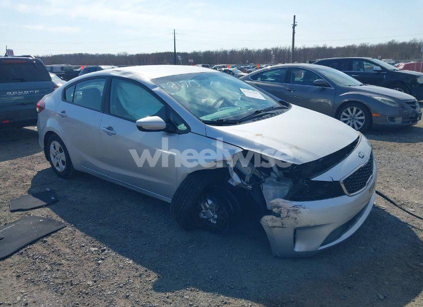 2017 Kia Forte LX (VIN 3KPFK4A7XHE088470) main photo