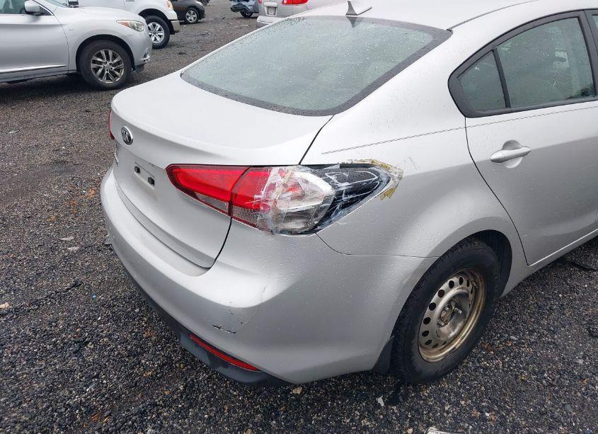 Photo 6 of 2017 Kia Forte LX (VIN 3KPFK4A7XHE092468)